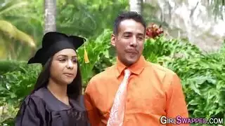انتهت السيدة للتو من المدرسة الثانوية وهي الآن تمارس الجنس مع زوج أمها انتهت السيدة للتو من المدرسة الثانوية وهي الآن تمارس الجنس مع زوج أمها