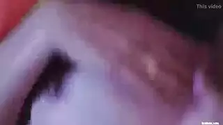 مطلقة تتناك على سرير عشيقها و تفتح رجولها كي يدخله بقوة في كسها