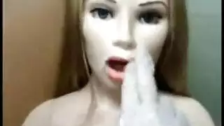 خجولة في سن المراهقة دمية يحصل بوسها امتدت من قبل زميلتها في الغرفة