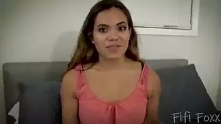 صاحبتي السمراء الساخنة تعبد زبي المنتصب و تصرخ هات في كسي و حبلني