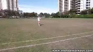 يلعب المراهق الساخن أفيري ديرفيد بجانب جسر البوابة الذهبية أثناء غروب الشمس ، عند الانتهاء يلعب المراهق الساخن أفيري ديرفيد بجانب جسر البوابة الذهبية أثناء غروب الشمس ، عند الانتهاء