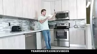 المراهقة الشقية تخدع صديقها حتى تمص زبه ويمارس الجنس معها ويقذف في كسها المراهقة الشقية تخدع صديقها حتى تمص زبه ويمارس الجنس معها ويقذف في كسها