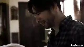 زوج امها الطبيب الساخن يهيج على كسها المشعر البنوتي و يفقعها نيك و تكيفه مص