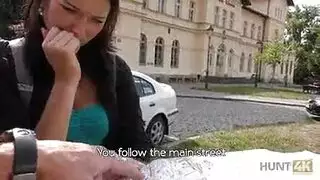 فاتنة جذابة عارية تمامًا ، تجلس على المكتب بينما يقوم أحد الجيران بتصوير فيديو لها