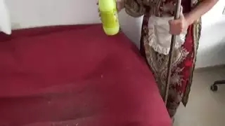 خادمة مسلم غير مخلصة لا تمانع في تنظيف الديك الكبير الدهون للحصول على نصيحة! خادمة مسلم غير مخلصة لا تمانع في تنظيف الديك الكبير الدهون للحصول على نصيحة!