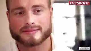 سيدة شقراء وشم راكعة على الأرض وتمتص قضيب الرجل الأسود الكبير سيدة شقراء وشم راكعة على الأرض وتمتص قضيب الرجل الأسود الكبير