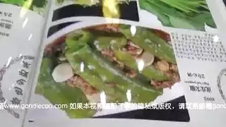 بعد الاستحمام الساخن، فإن الهواة امرأة سمراء هي امتصاصك بلطف حبيبها عميقا قدر الإمكان.