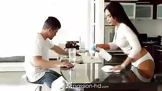 فتاة شابة مارس الجنس من قبل ديك كبيرة وتحصل في جميع أنحاء المنزل