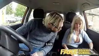 يدون باربي ومجموعة من الرجال السود قرنية على وشك أن يكون لديهم رباعية