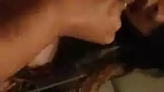 يصور فتاة الليل أم بزاز مكورة وهي تنيكه و تركب زبره و يقذف حليبه