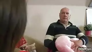 يتناوب رجل أصلع ثري وجبهة مورو سوداء على ممارسة الجنس مع امرأة ذات شعر داكن من المنزل المجاور يتناوب رجل أصلع ثري وجبهة مورو سوداء على ممارسة الجنس مع امرأة ذات شعر داكن من المنزل المجاور