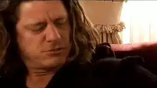 الفتيات السيئات لديهن صفقة لامتصاص قضبان الغرباء بعمق كبير والحصول على مارس الجنس تمامًا.