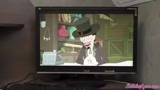 يقبلها على الكمامة ثم يضع قميصًا على رأسها ليمارس الجنس مع عنزة ليعطيها إياها