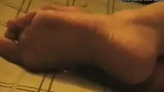 جميلة ربة منزل يجلس في غرفة المعيشة والانتظار بفارغ الصبر للحصول على الديك الصلب.