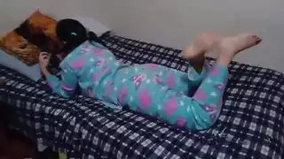 يتيح لك جارتي الجميلة في بيجاميماي رؤيتها الداخلية وتمارس الجنس معها قبل أن يكتشفنا ، نحن وحدنا في المنزل وننتهز الفرصة لممارسة الجنس معها