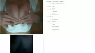 فتاة نحيفة الساخنة في جوارب مثير إدراج ضخمة دسار عميق في لها حلق كس