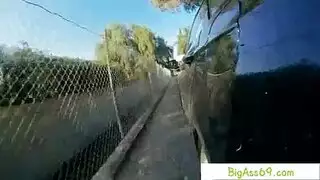 لا تستطيع امرأة سمراء مفلس تخطي اللعين ، لأن كل من مؤخرتها ومهبلها مبللان بالنسبة له