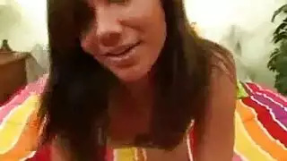 أحمر الشعر غريب ينتشر ساقيها في الهواء الطلق لإعطاء ندف لطيفة مع الديك.