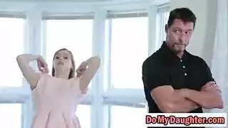 حار، شقراء في سن المراهقة هو يئن بينما أفضل صديق لها يغمر ثقب الحمار ضيق