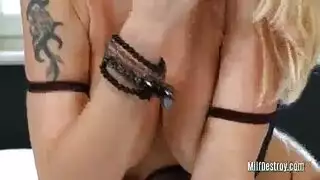 فتاة شقراء أنيقة هي ركوب عصا اللحوم الصعبة الصخور والحصول على محشوة معها. فتاة شقراء أنيقة هي ركوب عصا اللحوم الصعبة الصخور والحصول على محشوة معها.