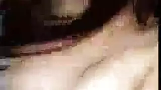 المراهق الآسيوي فضولي دائمًا ، ما هي الآلة اللعينة ، يعطونه ببعض الألعاب