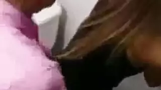 شرموطة حمام عام تاكل الزب من رج مجهول هائج يجذبه من شعرها بقوة