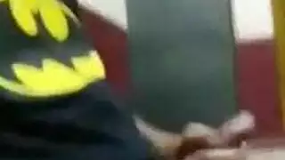 فتى مراهق وسيم جدًا ، وشم يمارس الجنس مع صديقة أفضل أصدقائه مثل عاهرة حقيقية