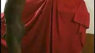 يتم ربط العربات وقصفت في الطابق السفلي، في حين أن شركائهم قرون يصنعون أفلاما.