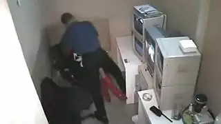 موظف الامن ينيك زميلته لكن كاميرا المراقبة تلقطه موظف الامن ينيك زميلته لكن كاميرا المراقبة تلقطه
