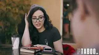 إنه يبقي كلتا يديه على وركي هذه الشابة الجميلة التي لديها ثديين رقيقين وهي تحب ذلك إنه يبقي كلتا يديه على وركي هذه الشابة الجميلة التي لديها ثديين رقيقين وهي تحب ذلك