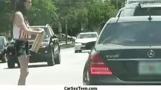 التبول في السيارة خلف المطعم التبول في السيارة خلف المطعم