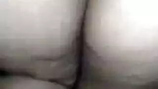 عاهرة سمينة تمارس ضغوطًا مزدوجة على الشاطئ من قبل ثلاثة رجال أقرن ، بينما هو في سوق السمك