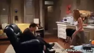 امرأة سمراء الساخنة، تحجم جينيفر ممتص بلطف الديك الثابت في حبيبتي وسيم، في سريرها الجديد.