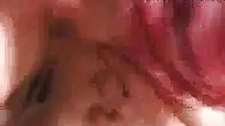 الفتيات في سن المراهقة جميلة يمتصان صخرة قضيب بينما الرجل يئن من المتعة. الفتيات في سن المراهقة جميلة يمتصان صخرة قضيب بينما الرجل يئن من المتعة.