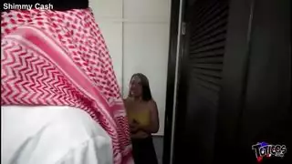 الرجل العربي الأسود يحصل على رأس من فتاة شقراء نصف حجمه