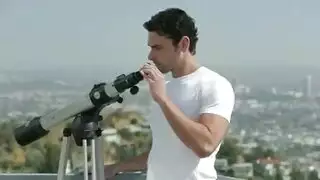 عشاق يلعبان بلطف مع فتاة عاهرة في المطبخ ، بينما هما في المنزل بمفردهما عشاق يلعبان بلطف مع فتاة عاهرة في المطبخ ، بينما هما في المنزل بمفردهما