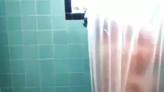 المرأة العارية على وشك البدء في الغش على زوجها مع رجل من مكتبها. المرأة العارية على وشك البدء في الغش على زوجها مع رجل من مكتبها.