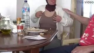 عائلة تركية متطرفة: تشتري ربيب قضبان قشرة كبيرة لممارسة الجنس مع كس الشعر عائلة تركية متطرفة: تشتري ربيب قضبان قشرة كبيرة لممارسة الجنس مع كس الشعر