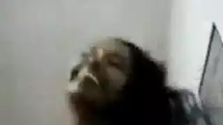 فاتنة مفلس يرتدي قناعا أثناء مص ديك من خلال شق عميق في المؤخرة