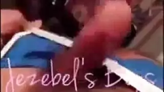 كارا تايلر هي شقراء محطمة بالوشم وهي جاهزة لممارسة الجنس مع المتشددين