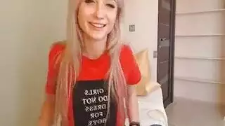 تقوم السمراوات النحيفة بفرك قطعة من اللحم الصلب ، في وقت متأخر بعد الظهر ، من أجل المتعة فقط تقوم السمراوات النحيفة بفرك قطعة من اللحم الصلب ، في وقت متأخر بعد الظهر ، من أجل المتعة فقط