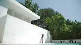 امرأة سمراء جميلة بشعر أحمر طويل ، كانت جيمي آن تقف أمام الكاميرا امرأة سمراء جميلة بشعر أحمر طويل ، كانت جيمي آن تقف أمام الكاميرا