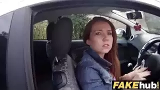 الشرطي القذر يمارس الجنس مع عاهرة شريكته بينما تمتص ديك في عملية لاذعة