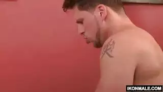 عشيق مثلي الجنس الاباحية هو سخيف واحد من عملائها بينما واحد آخر ينتظر دوره. عشيق مثلي الجنس الاباحية هو سخيف واحد من عملائها بينما واحد آخر ينتظر دوره.