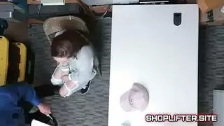 حصل ضابط شرطة قرنية على اللسان لطيف من مساعدها مثير، قبل مارس الجنس معها