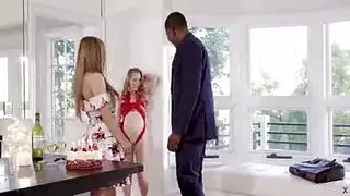 هدية عيد الميلاد سكس ثلاثي للفحل الأسمر مع فتاتين بيضاوتين في منتهى الجمال هدية عيد الميلاد سكس ثلاثي للفحل الأسمر مع فتاتين بيضاوتين في منتهى الجمال