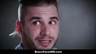 في سن المراهقة الأبنوس مع الثدي الصغيرة لا يمكن أن تعود نفسها من النزول والقذرة.