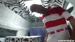 خلعت المشجع النحيف زيها الوردي وبدأت في شد ديك الرجل الضخم ، على الأريكة خلعت المشجع النحيف زيها الوردي وبدأت في شد ديك الرجل الضخم ، على الأريكة