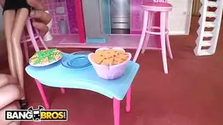 رجل أسود يرتدي قبعة حمراء على رأسه يدمر امرأة ذات نظارة طبية في ديك عندما يضربها ، لا يمكنه الصمود طويلاً ويغمى عليه رجل أسود يرتدي قبعة حمراء على رأسه يدمر امرأة ذات نظارة طبية في ديك عندما يضربها ، لا يمكنه الصمود طويلاً ويغمى عليه