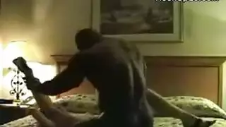 جبهة مورو جميلة مع النظارات، سامانثا القديس تظاهر أمام الكاميرا والتبول في المحيط